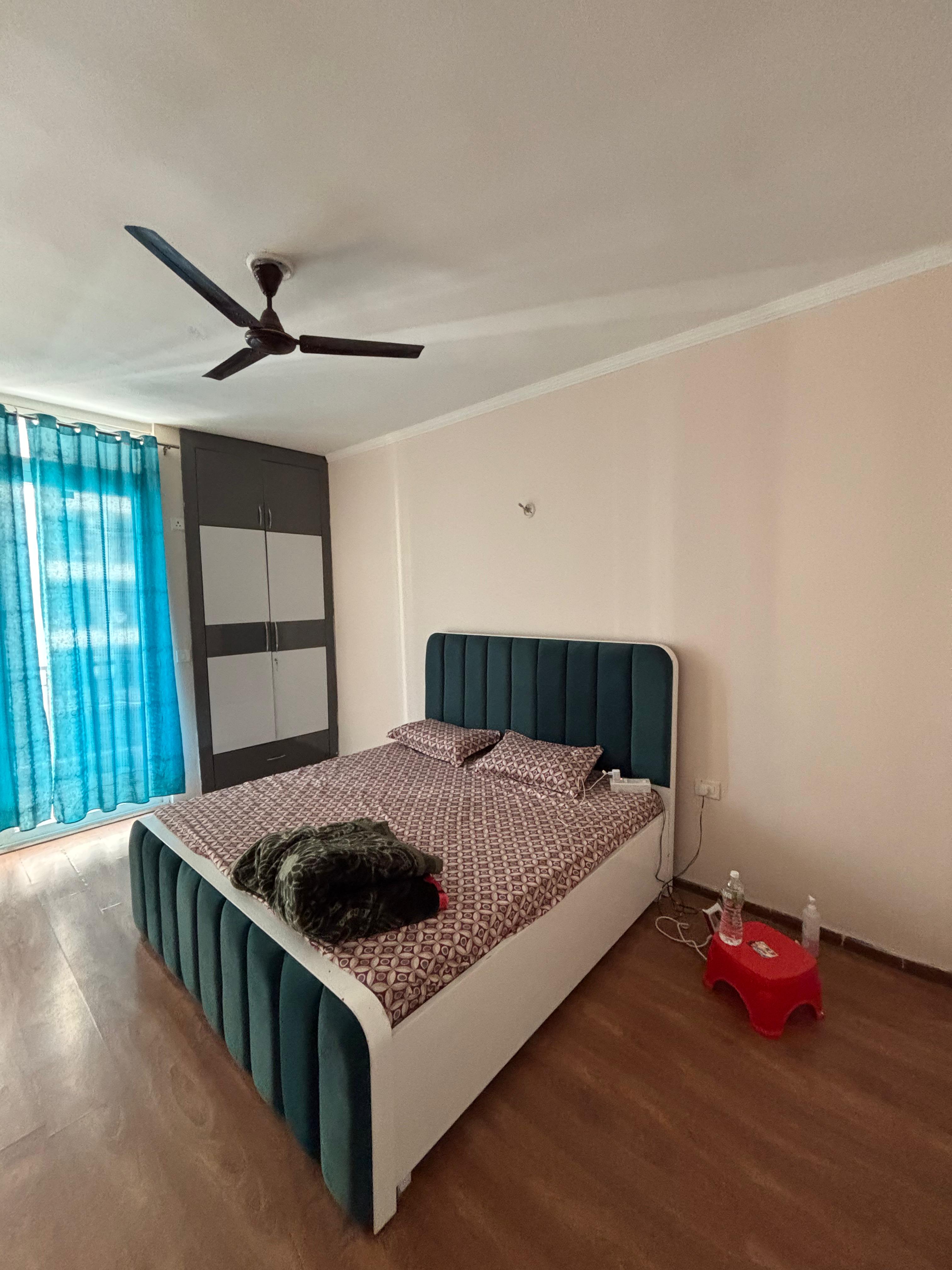 Amrapali Golf Homes : 2 BHK Fully Furnished Flat For Rent in Sector 4, Noida Extension