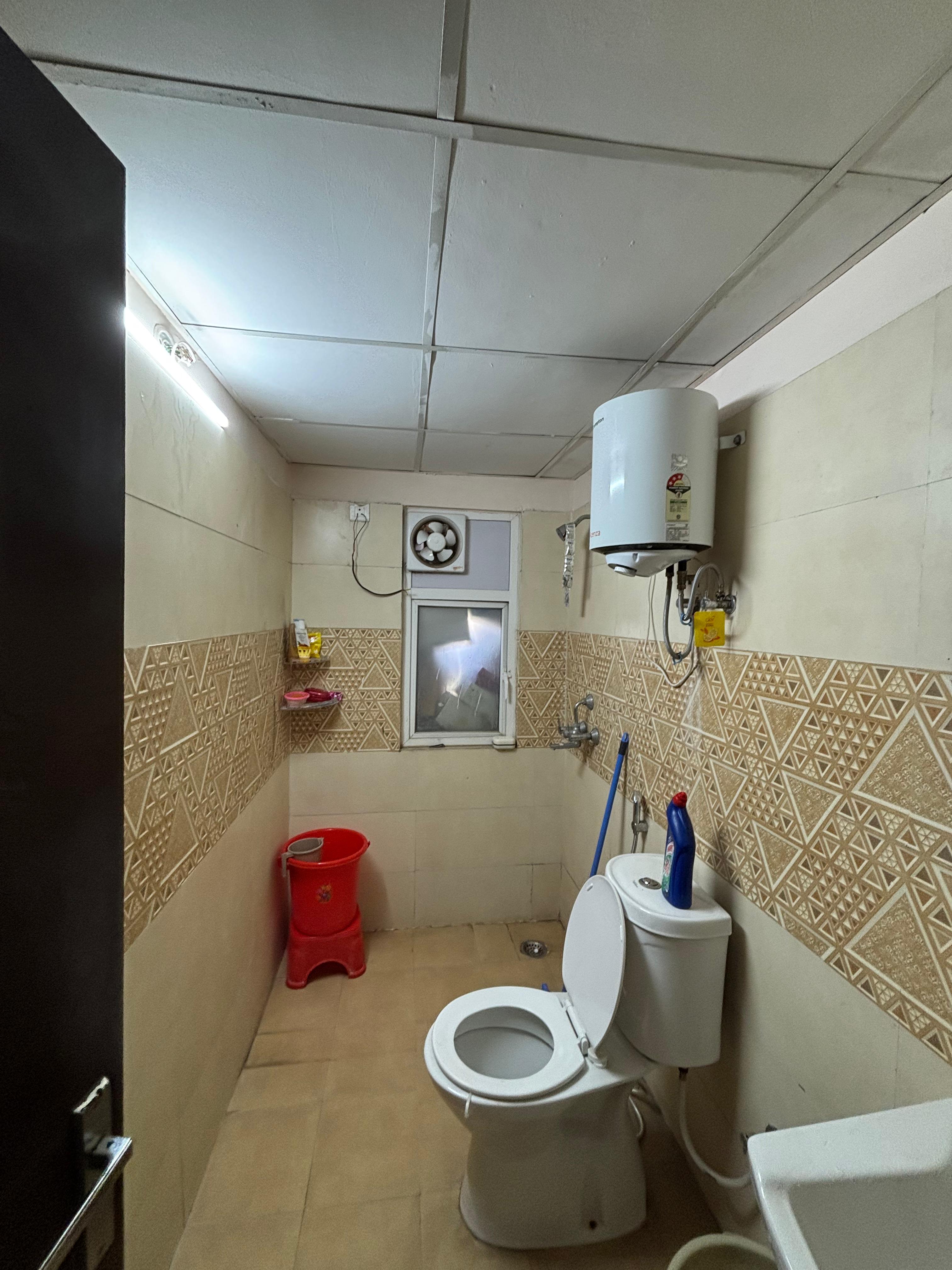Amrapali Golf Homes : 2 BHK Fully Furnished Flat For Rent in Sector 4, Noida Extension