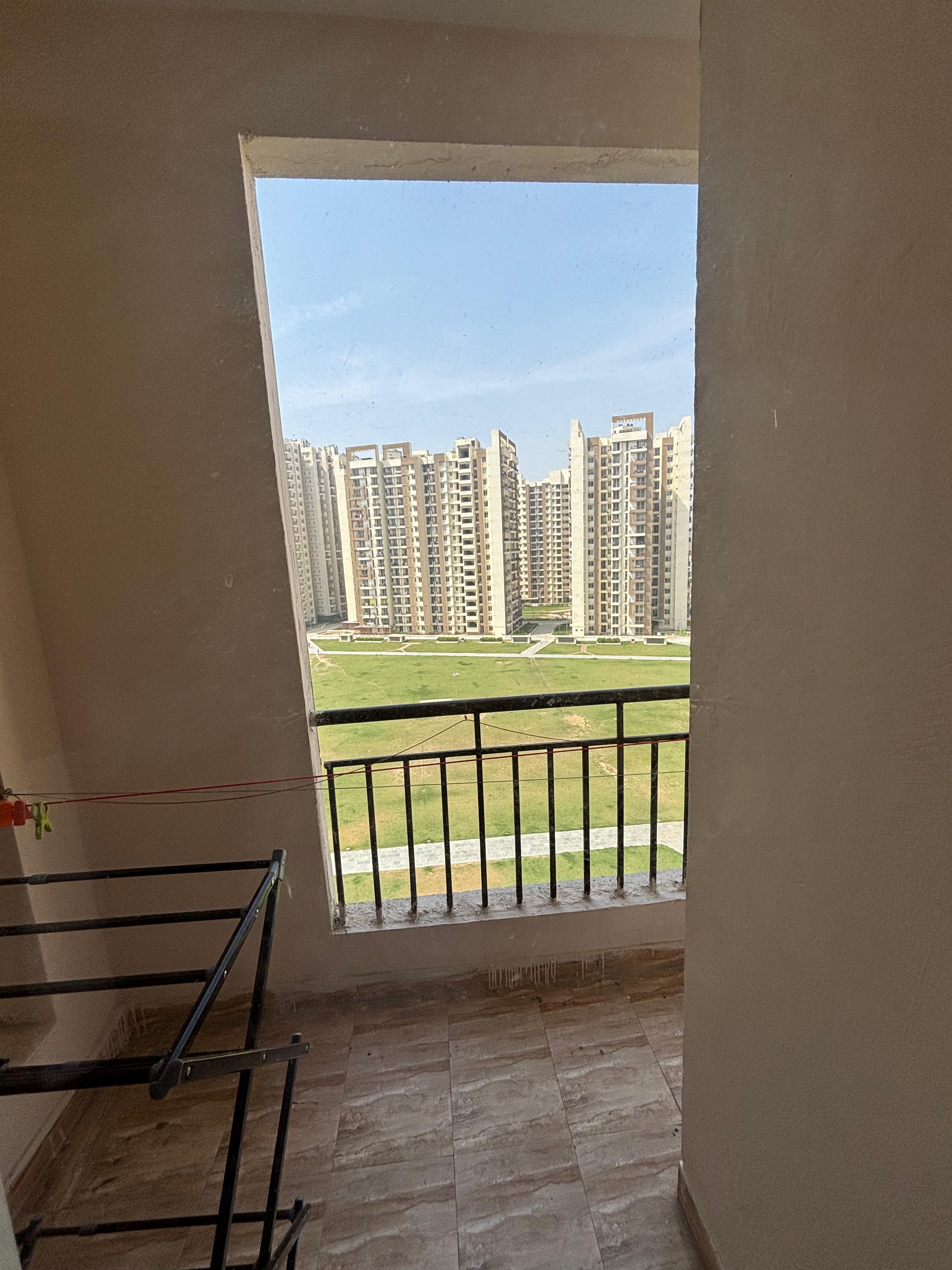 Amrapali Golf Homes : 2 BHK Fully Furnished Flat For Rent in Sector 4, Noida Extension