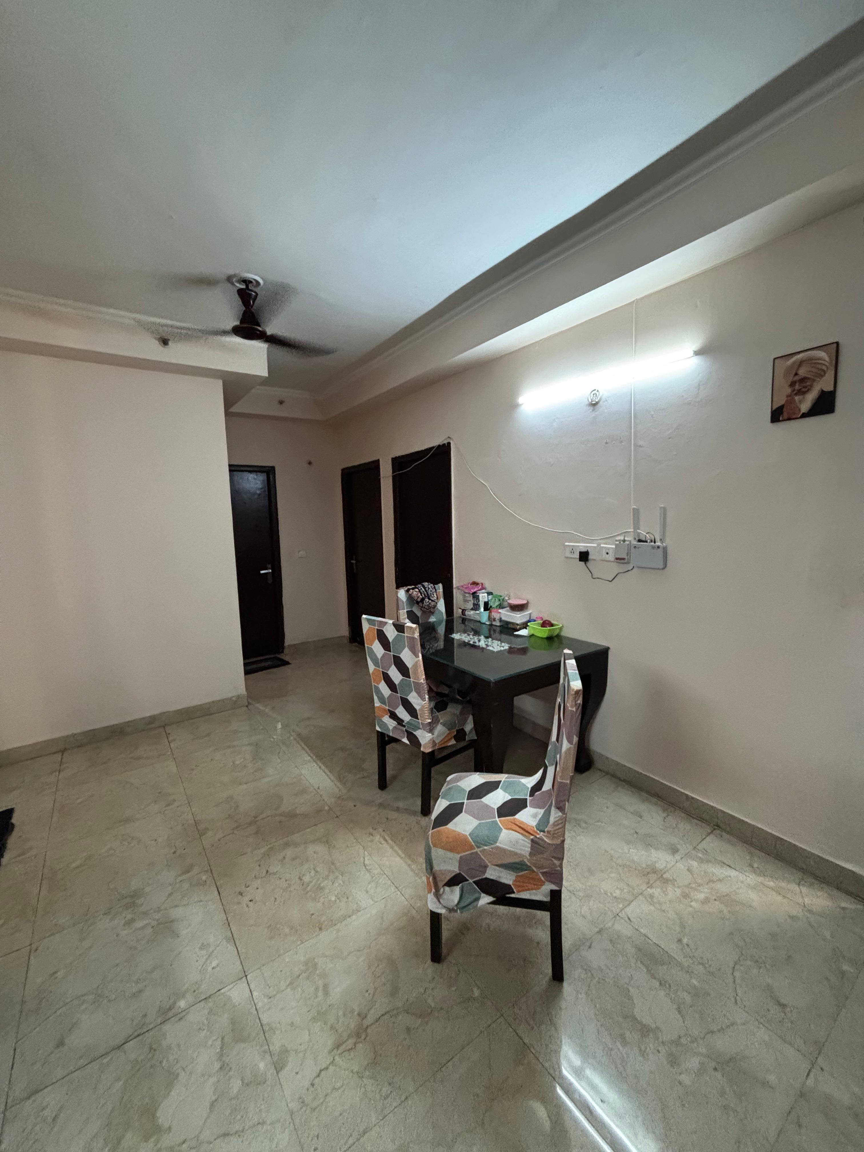 Amrapali Golf Homes : 2 BHK Fully Furnished Flat For Rent in Sector 4, Noida Extension