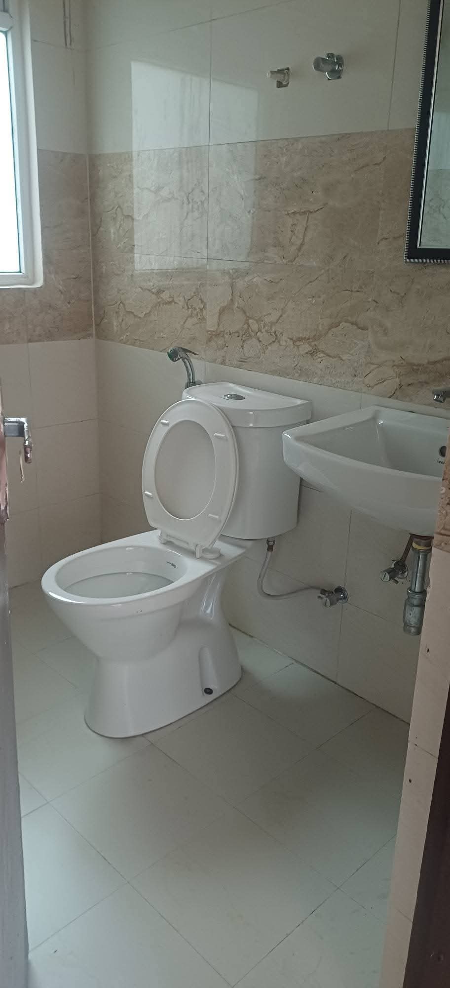 Amrapali Golf Homes : 2 BHK Semi Furnished Flat for rent in Sector 4, Noida Extension
