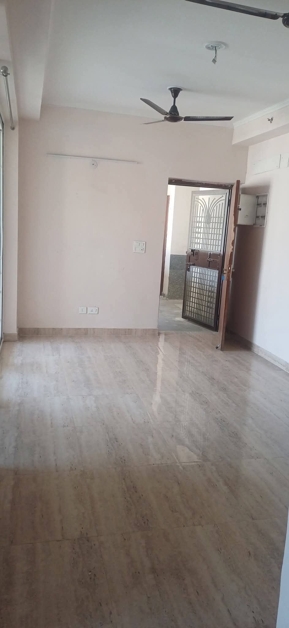 Amrapali Golf Homes : 2 BHK Semi Furnished Flat for rent in Sector 4, Noida Extension