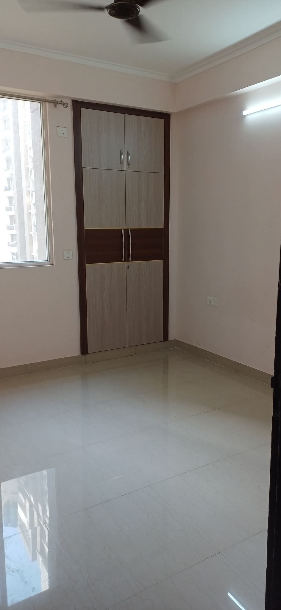 Amrapali Golf Homes : 2 BHK Semi Furnished Flat for rent in Sector 4, Noida Extension