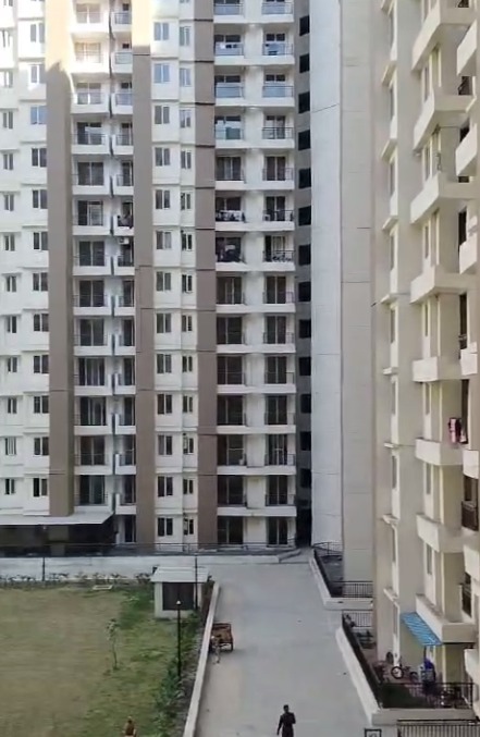 Amrapali Golf Homes : 2BHK Semi Furnished Flat For Sell in Sector 4, Noida Extension