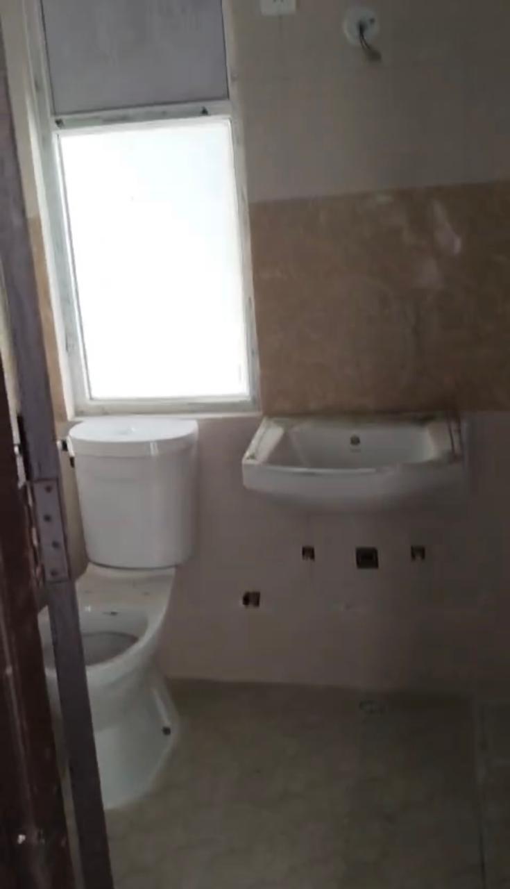 Amrapali Golf Homes : 2BHK Semi Furnished Flat For Sell in Sector 4, Noida Extension