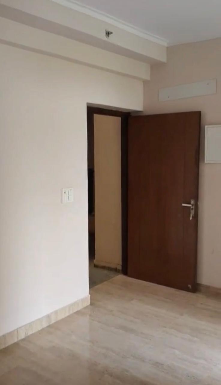 Amrapali Golf Homes : 2BHK UnFurnished Flat For Sell in Sector 4, Noida Extension 