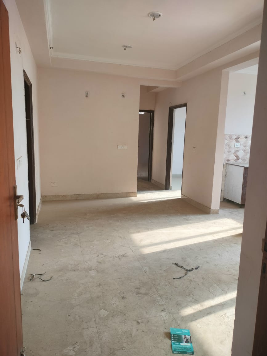 Amrapali Golf Homes : 2BHK + + Study UnFurnished Flat For Sell in Sector 4, Noida Extension