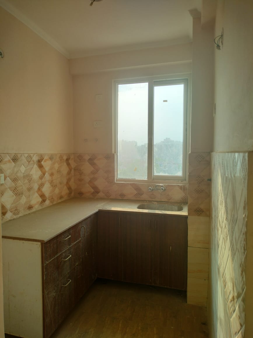 Amrapali Golf Homes : 2BHK + + Study UnFurnished Flat For Sell in Sector 4, Noida Extension