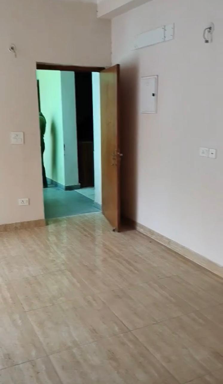 Amrapali Golf Homes : 2BHK + Study  UnFurnished Flat For Sell in Sector 4, Noida Extension