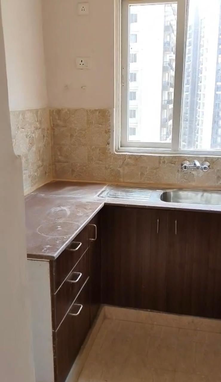 Amrapali Golf Homes : 2BHK + Study  UnFurnished Flat For Sell in Sector 4, Noida Extension