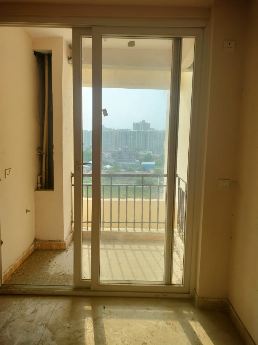 Amrapali Golf Homes : 2BHK + + Study UnFurnished Flat For Sell in Sector 4, Noida Extension