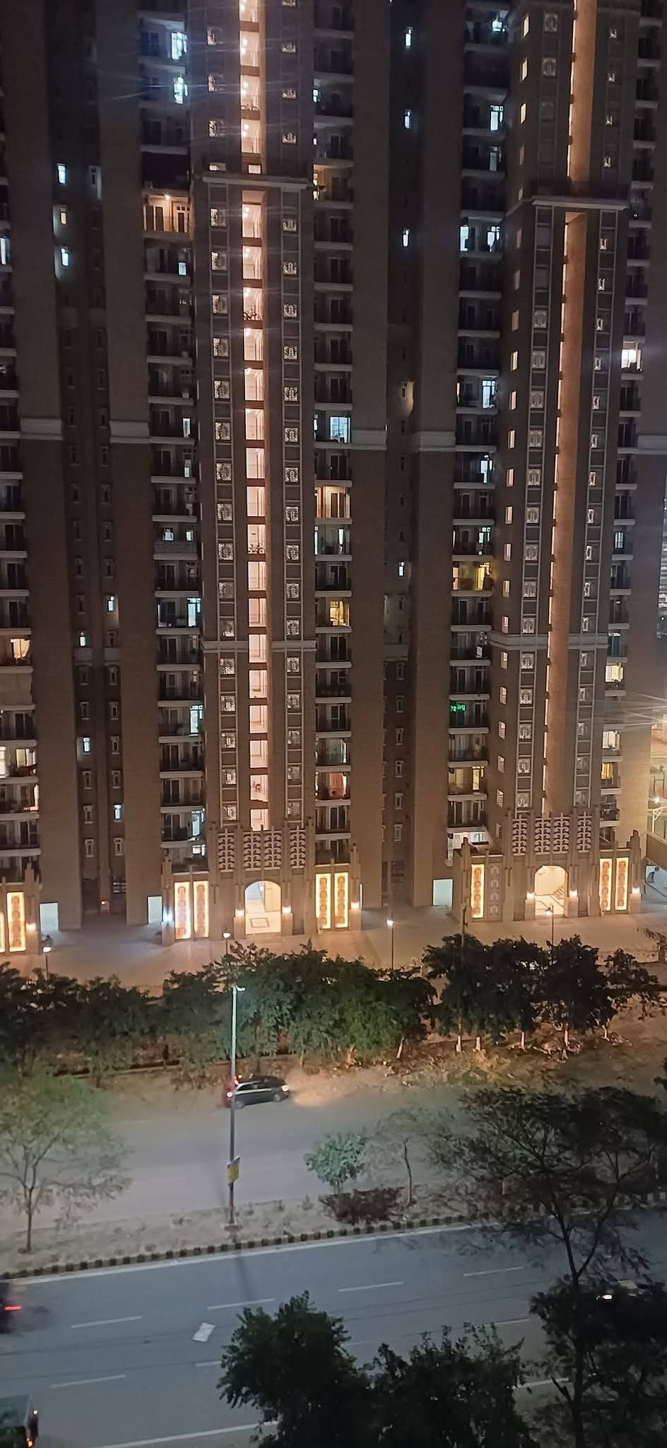 Amrapali Golf Homes : 3 BHK Semi Furnished Flat for rent in Sector 4, Noida Extension 