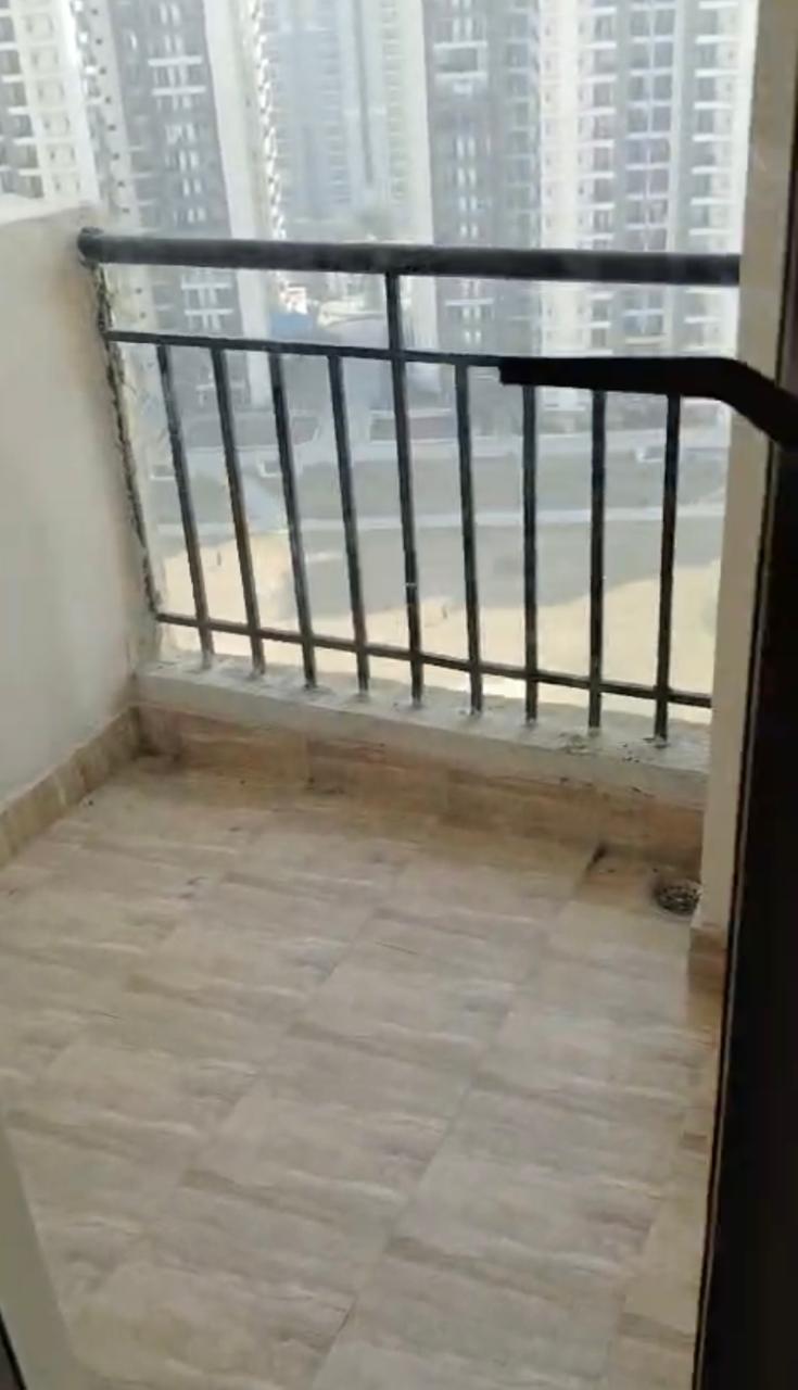 Amrapali Golf Homes : 3BHK Semi Furnished Flat For Rent in Sector 4, Noida Extension