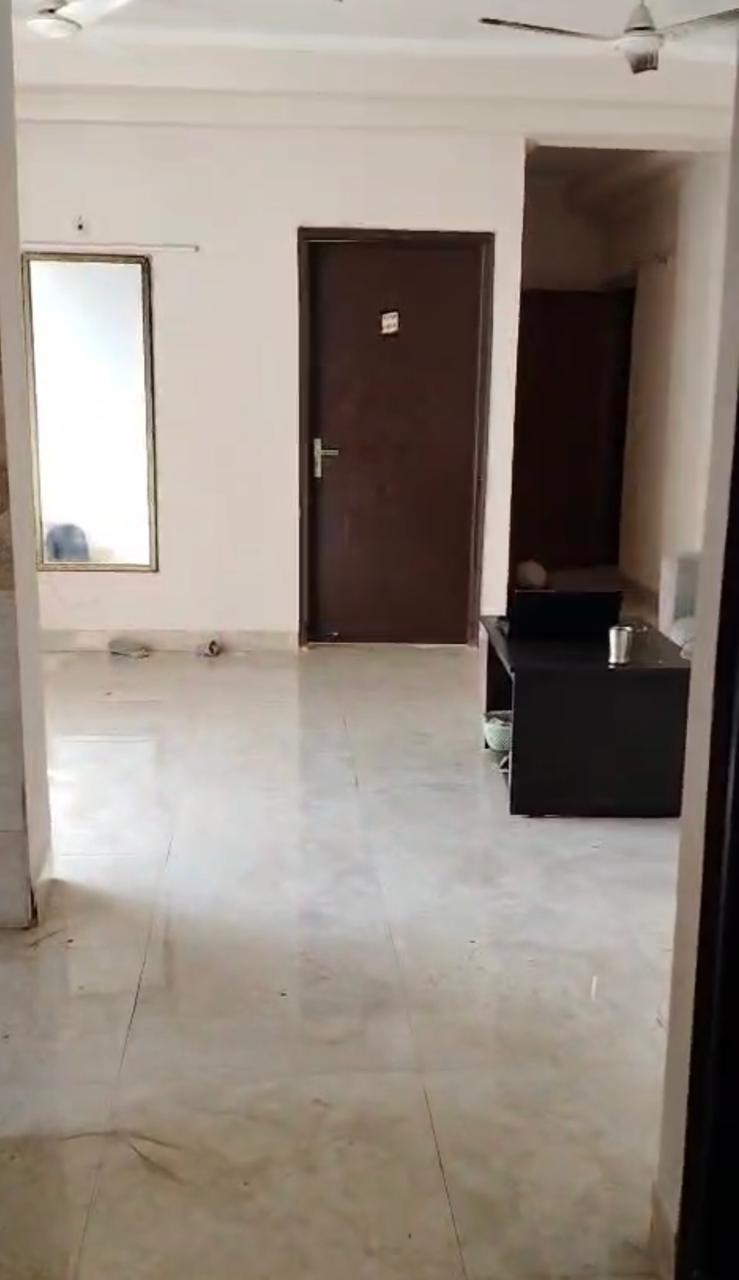 Amrapali Golf Homes : 3BHK Semi Furnished Flat For Rent in Sector 4, Noida Extension