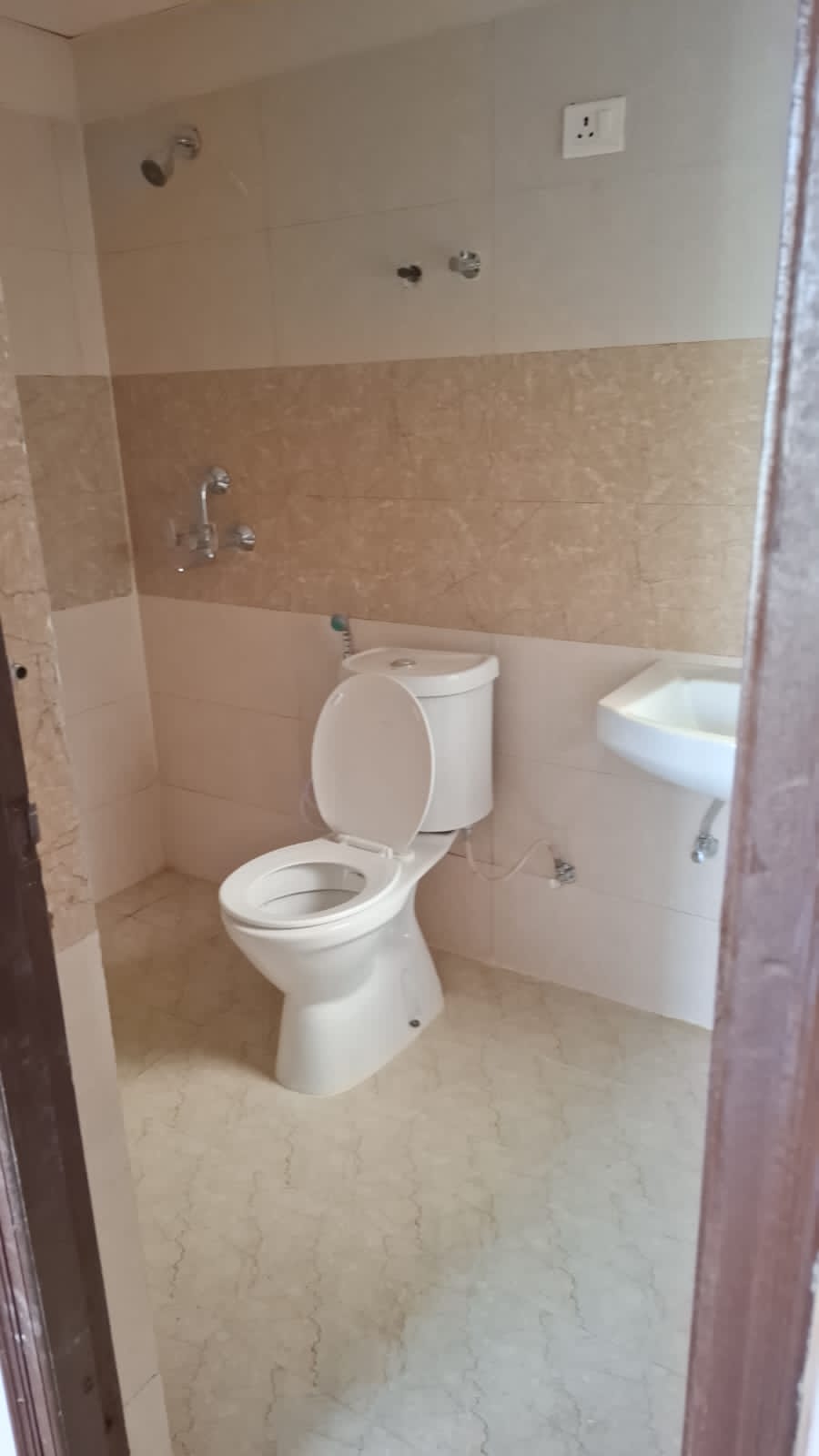 Amrapali Golf Homes : 3BHK UnFurnished Flat For Sell in Sector 4, Noida Extension