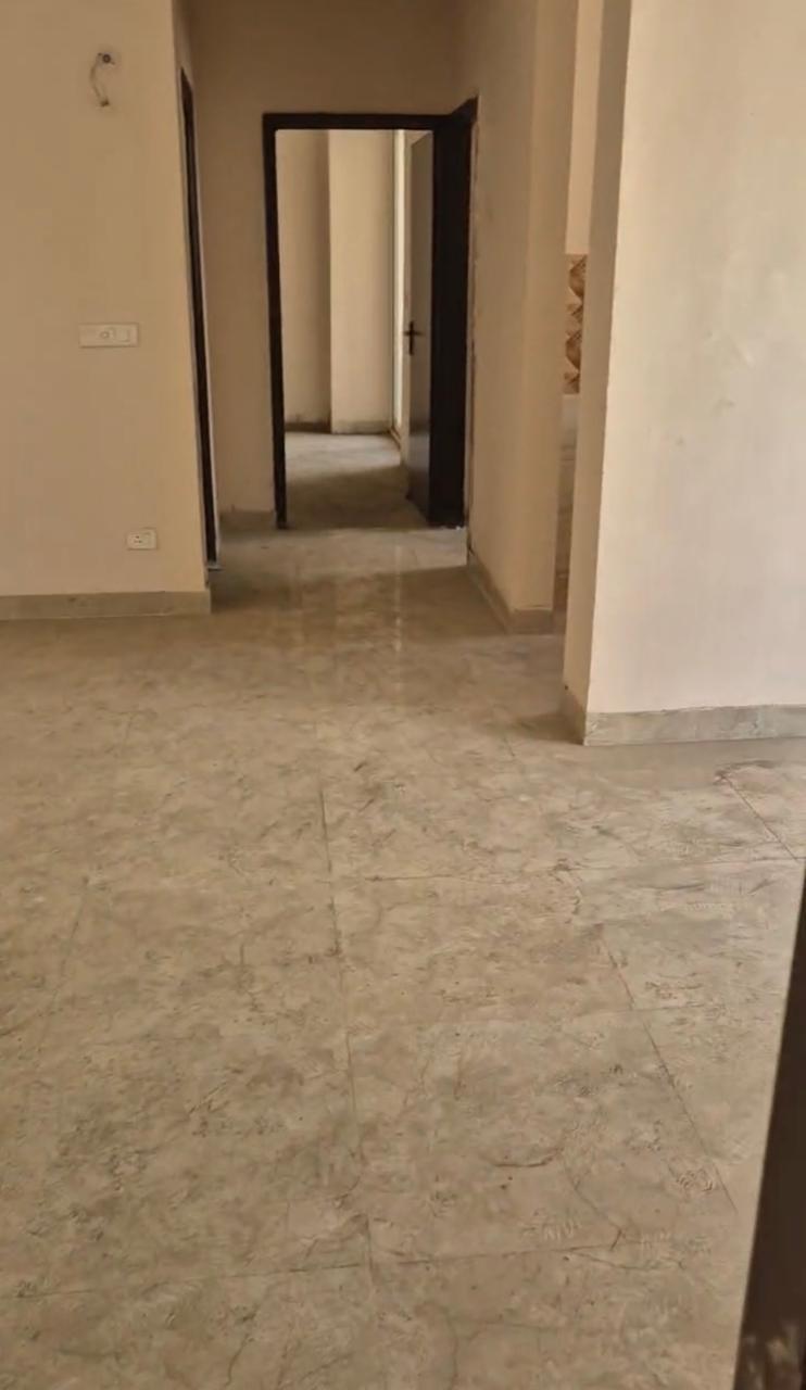 Amrapali Golf Homes : 3BHK UnFurnished Flat For Sell in Sector 4, Noida Extension