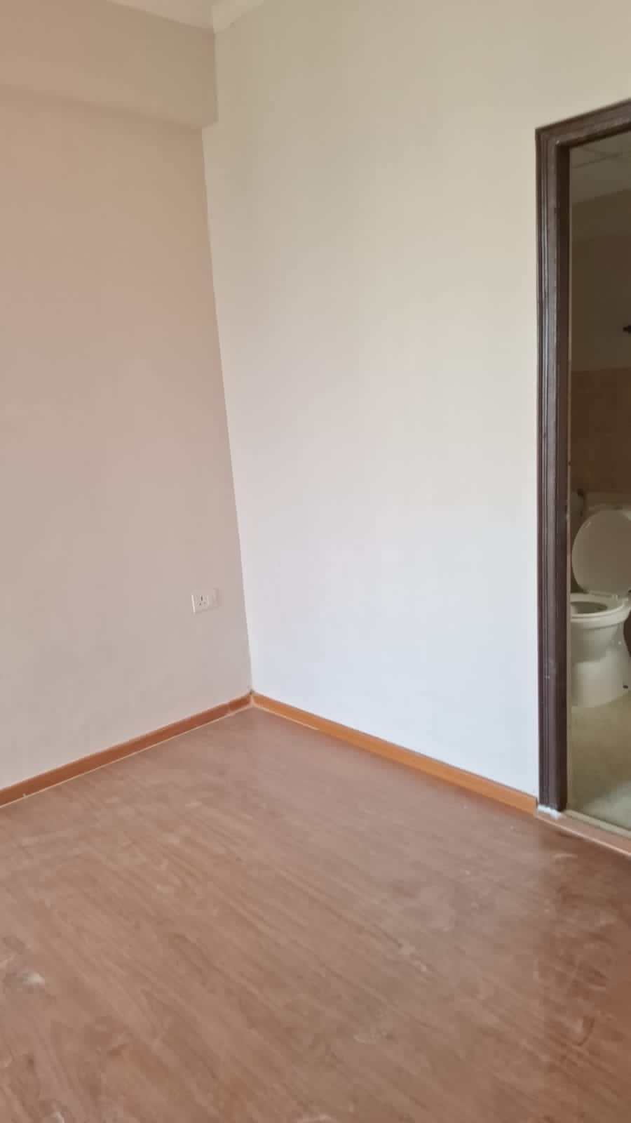 Amrapali Golf Homes : 3BHK UnFurnished Flat For Sell in Sector 4, Noida Extension
