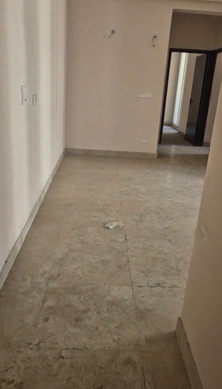 Amrapali Golf Homes : 3BHK UnFurnished Flat For Sell in Sector 4, Noida Extension 