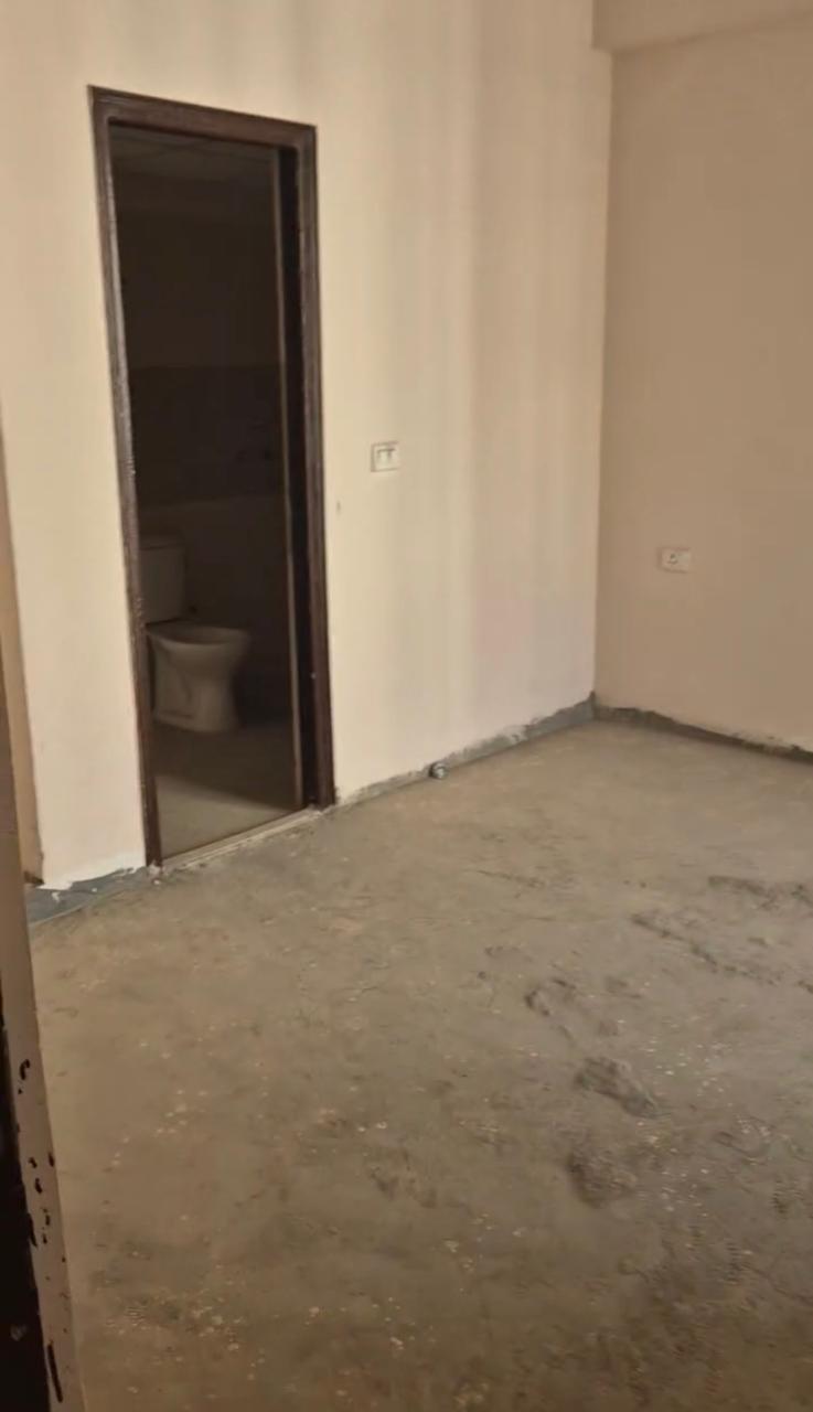 Amrapali Golf Homes : 3BHK UnFurnished Flat For Sell in Sector 4, Noida Extension