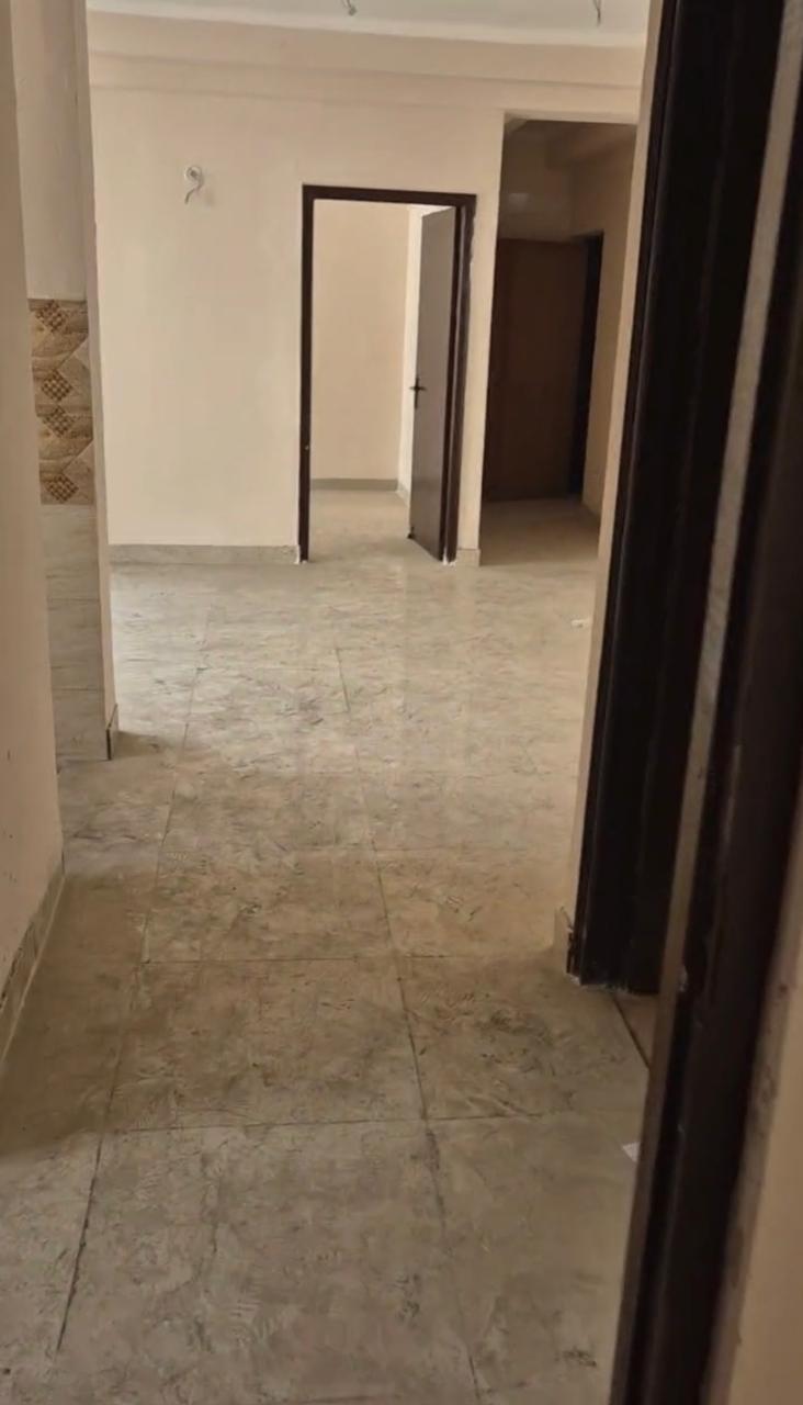 Amrapali Golf Homes : 3BHK UnFurnished Flat For Sell in Sector 4, Noida Extension