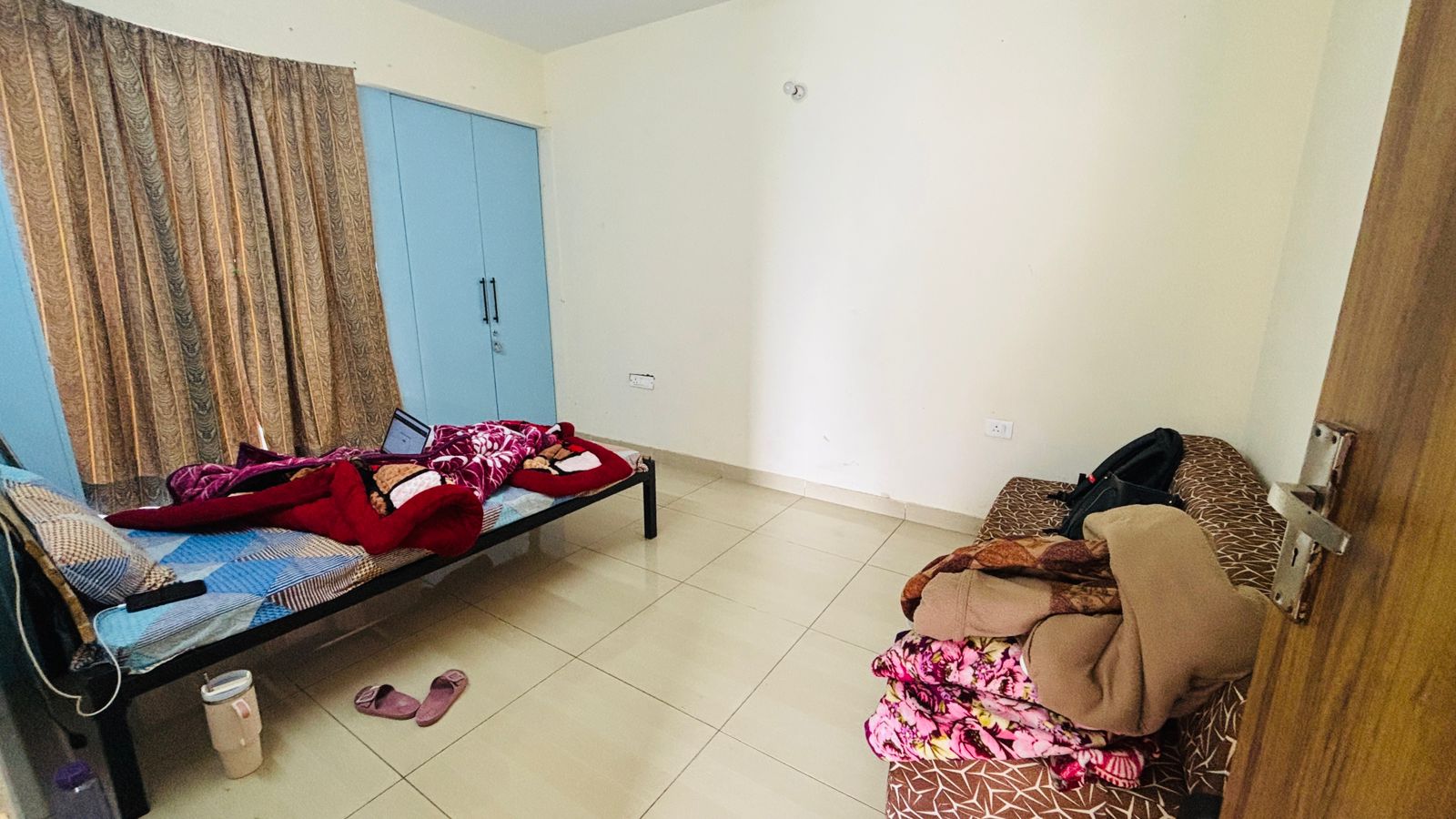 Amrapali La Residentia : 3 BHK Semi Furnished Flat For Rent in TechZone 4, Noida Extension