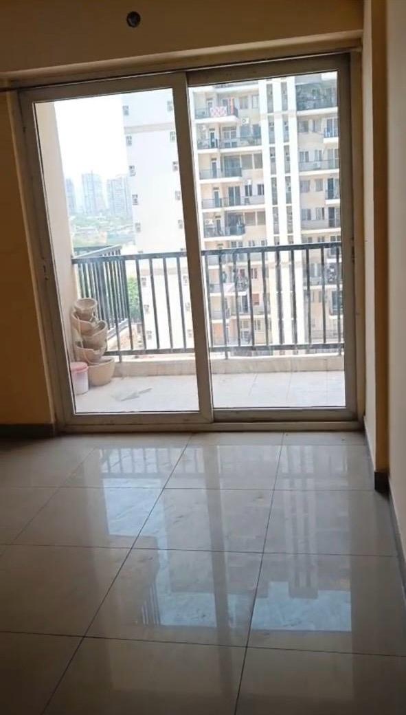 Amrapali La Residentia : 3BHK Semi Furnished Flat For Sell in TechZone 4, Noida Extension