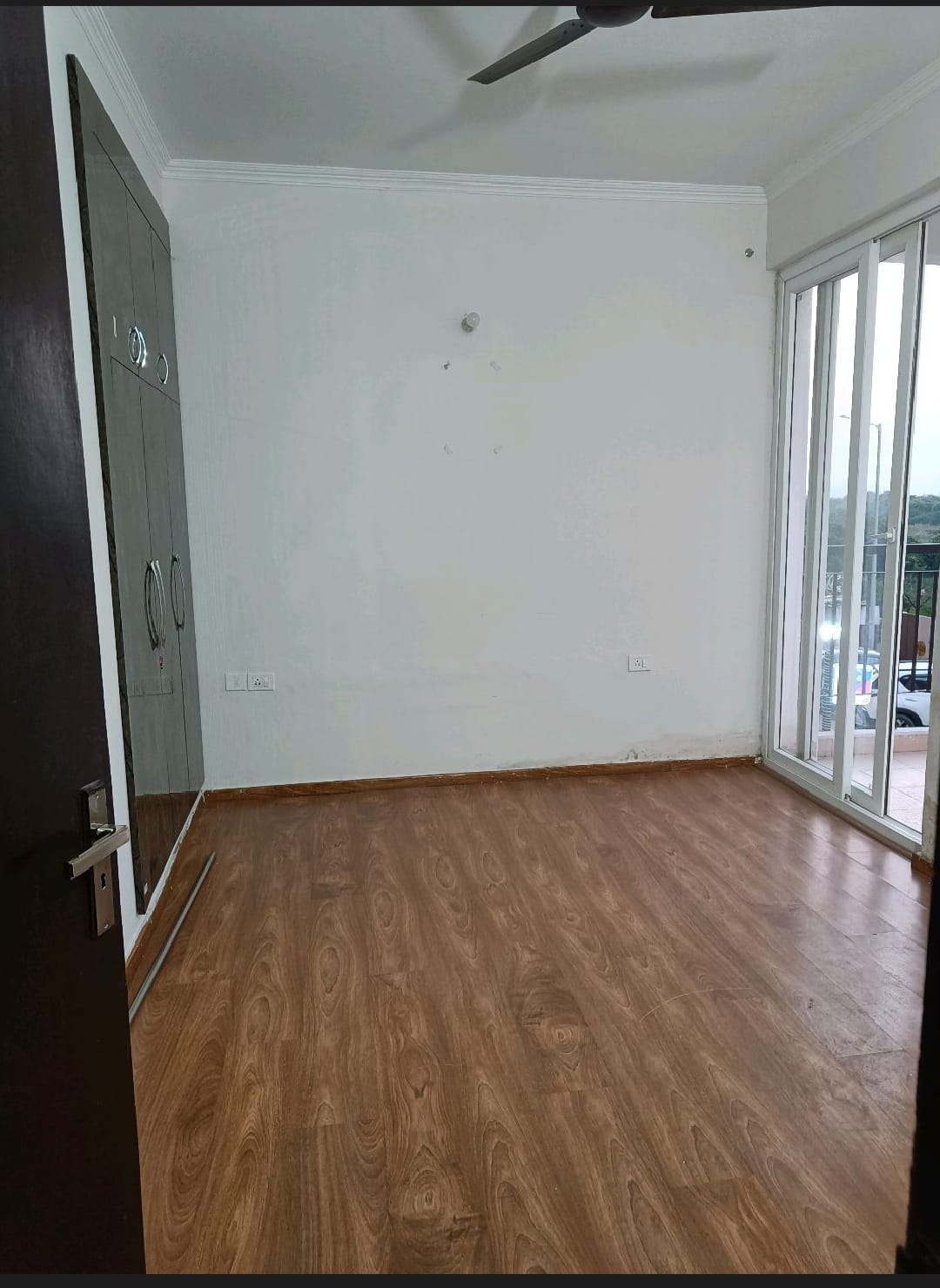 Amrapali RiverView : 1 Room in PreOccupied 3BHK Semi Furnished Flat For Rent in TechZone 4, Noida Extension