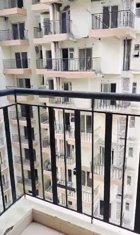 Amrapali Centurian Park : 3BHK Semi Furnished Flat For Sell in TechZone 4, Noida Extension
