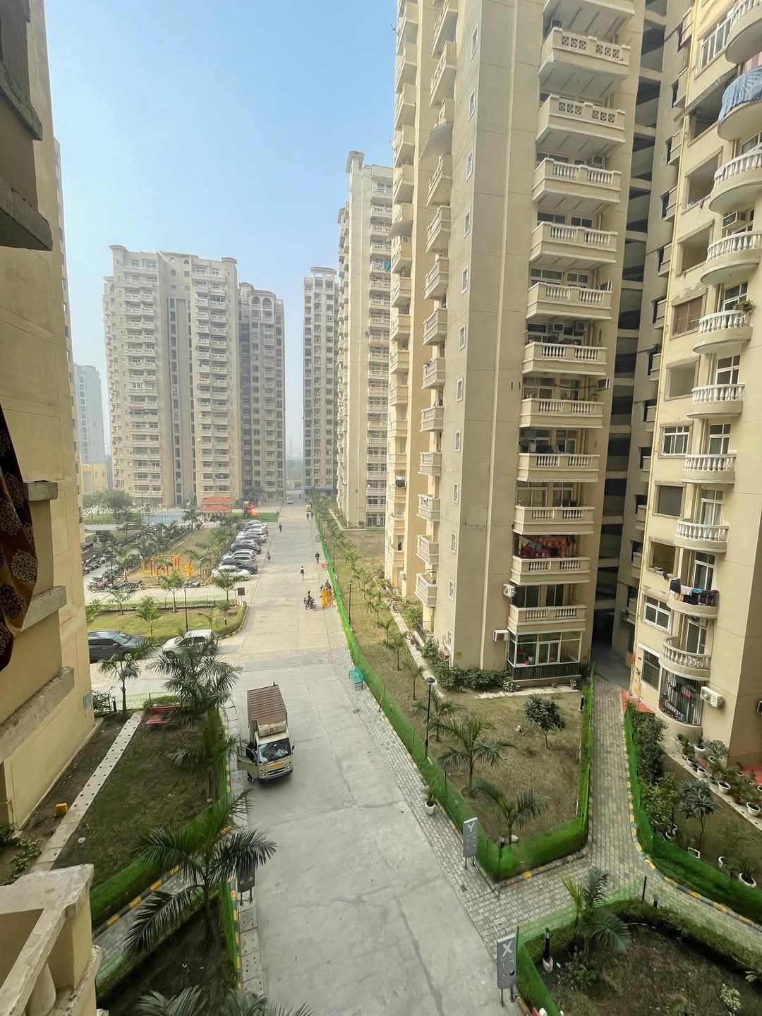 Amrapali Silicon City : 2 + 1 BHK Flat for sale in Sector 76, Noida 