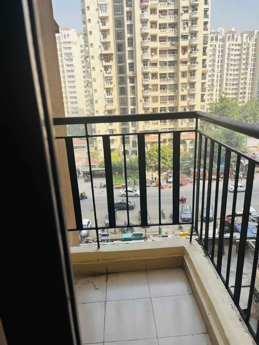 Amrapali Silicon City : 2 + 1 BHK Flat for sale in Sector 76, Noida