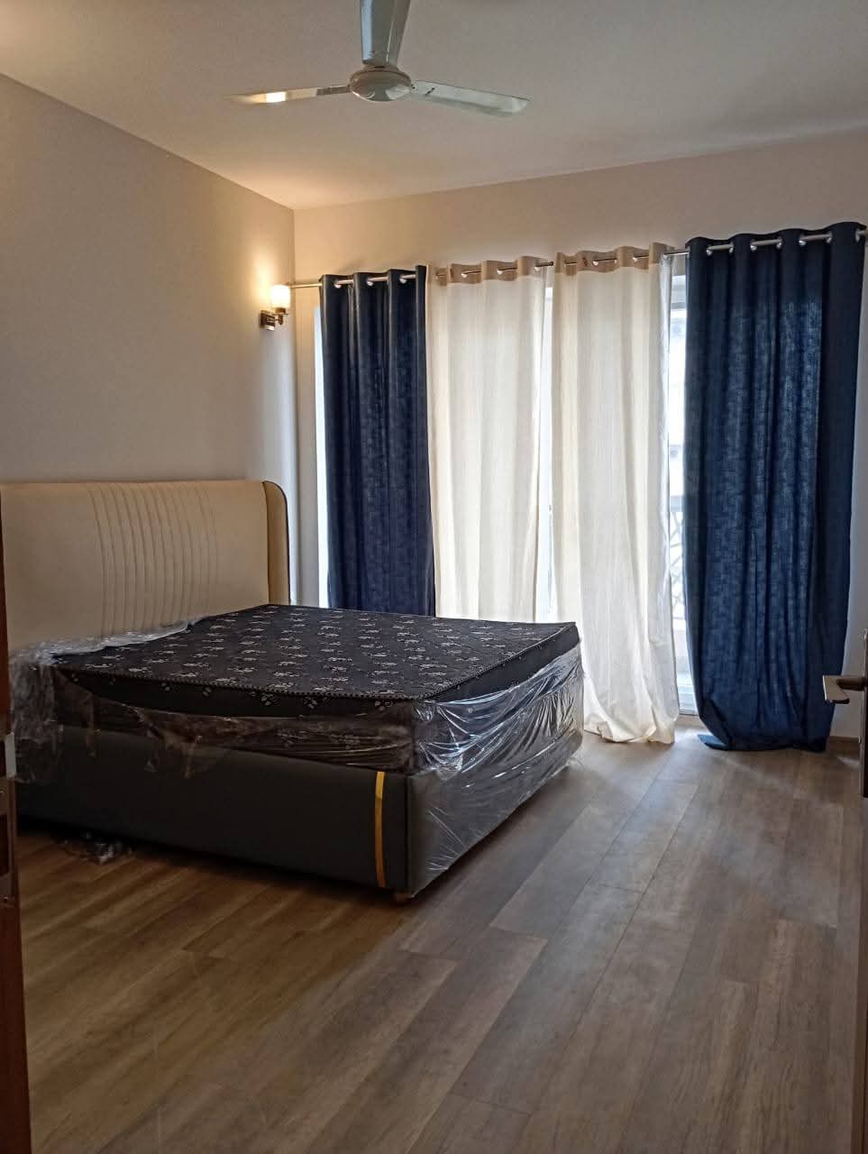Amrapali Silicon City : 2 + 1 BHK Flat for sale in Sector 76, Noida