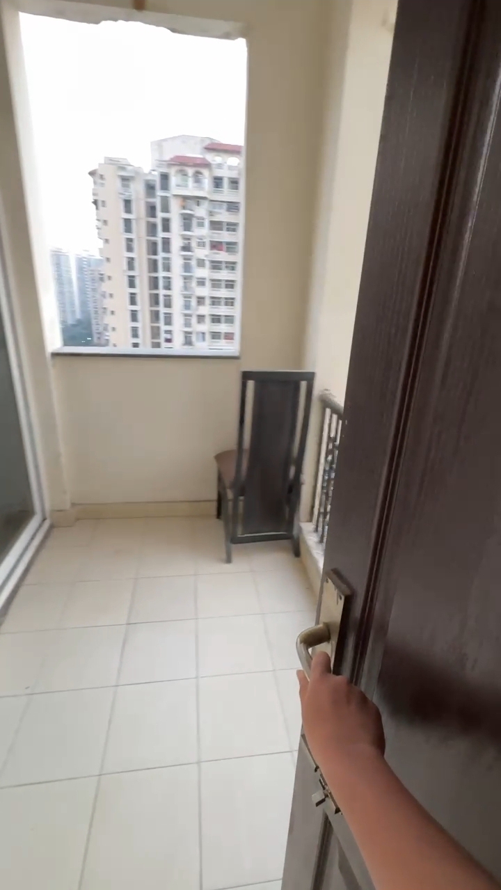 Amrapali Silicon City : 1 Room in Preoccupied 3BHK Fully Furnished Flat For Rent in Sector 76, Noida