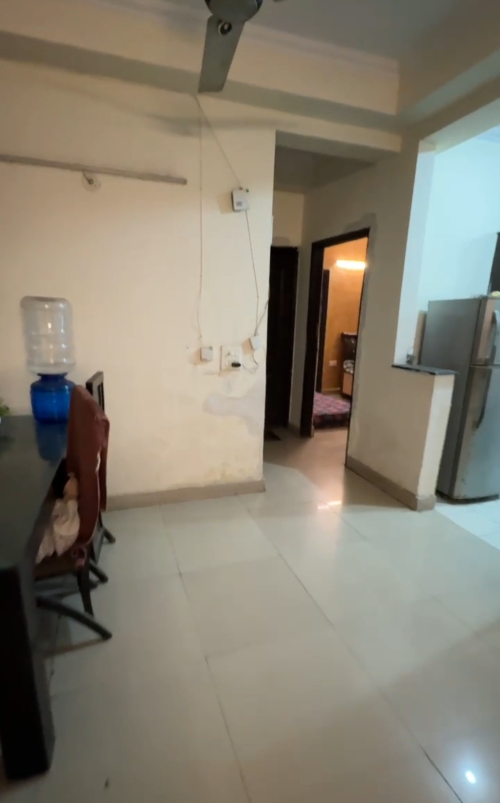 Amrapali Silicon City : 1 Room in Preoccupied 3BHK Fully Furnished Flat For Rent in Sector 76, Noida