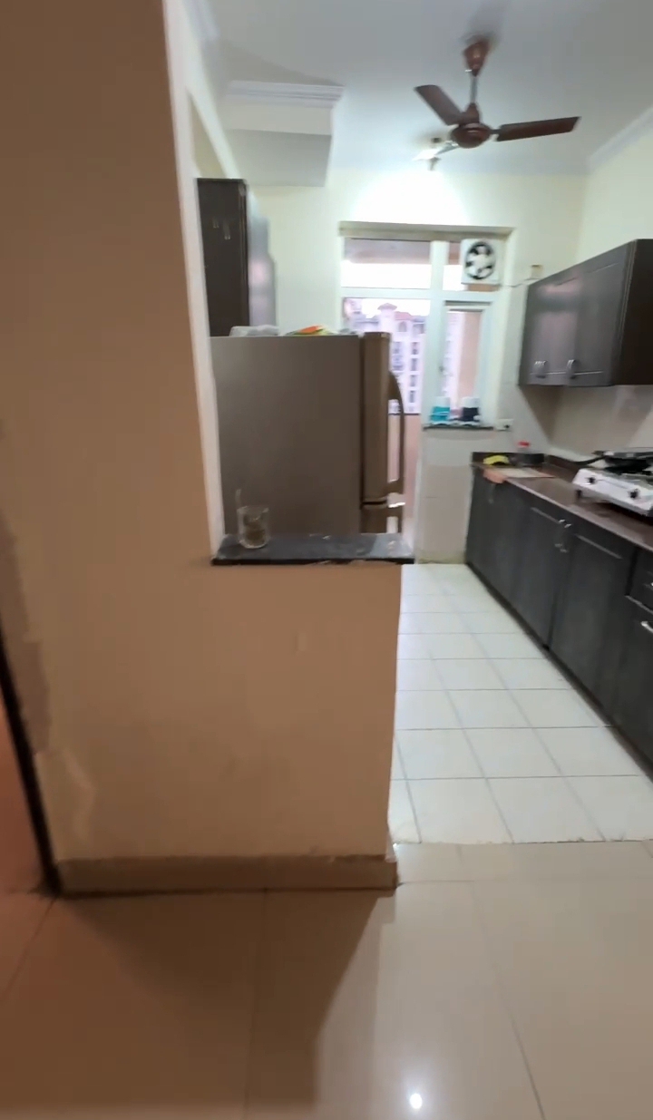 Amrapali Silicon City : 1 Room in Preoccupied 3BHK Fully Furnished Flat For Rent in Sector 76, Noida