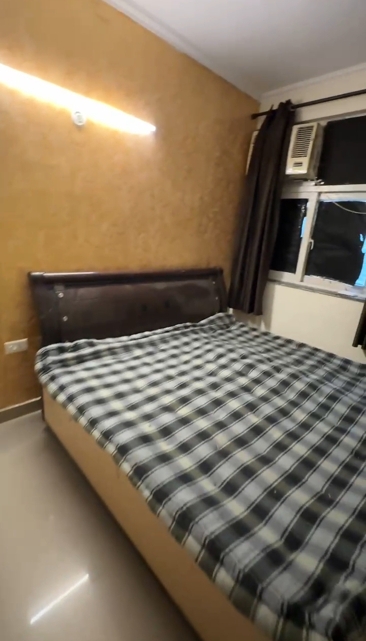 Amrapali Silicon City : 1 Room in Preoccupied 3BHK Fully Furnished Flat For Rent in Sector 76, Noida