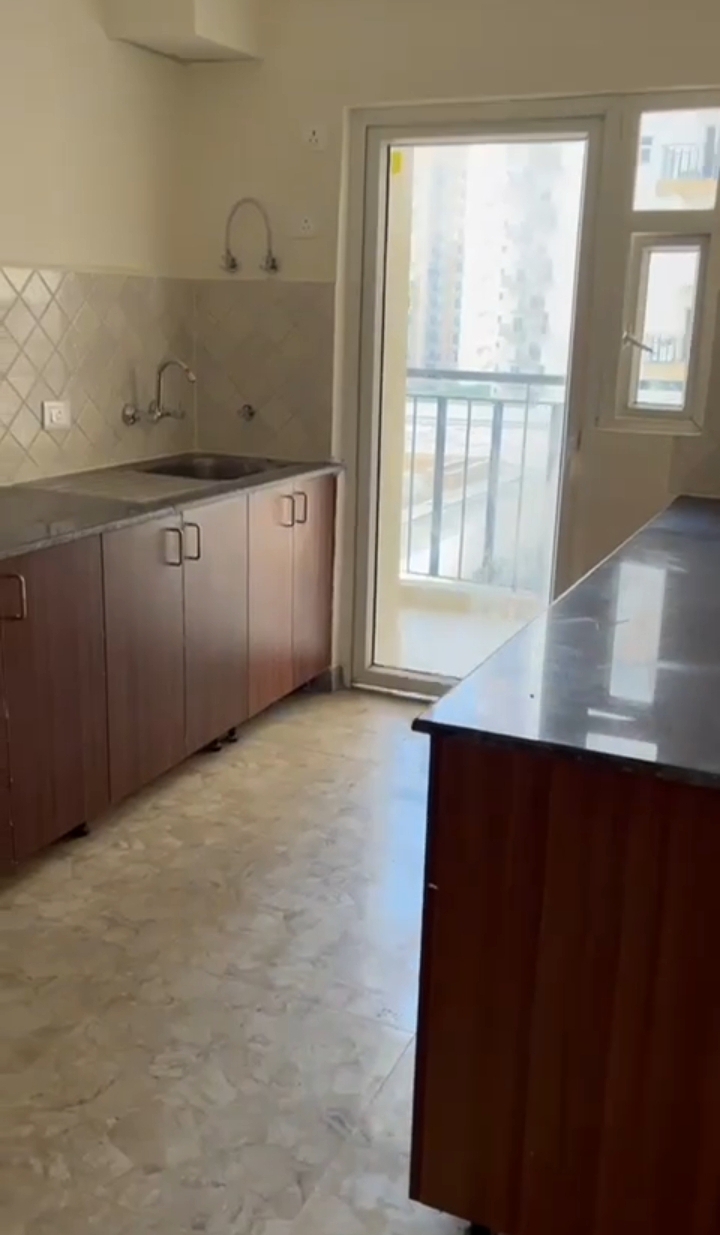 Amrapali Terrace Homes : 3 BHK UnFurnished Flat For Sell in TechZone 4, Noida Extension