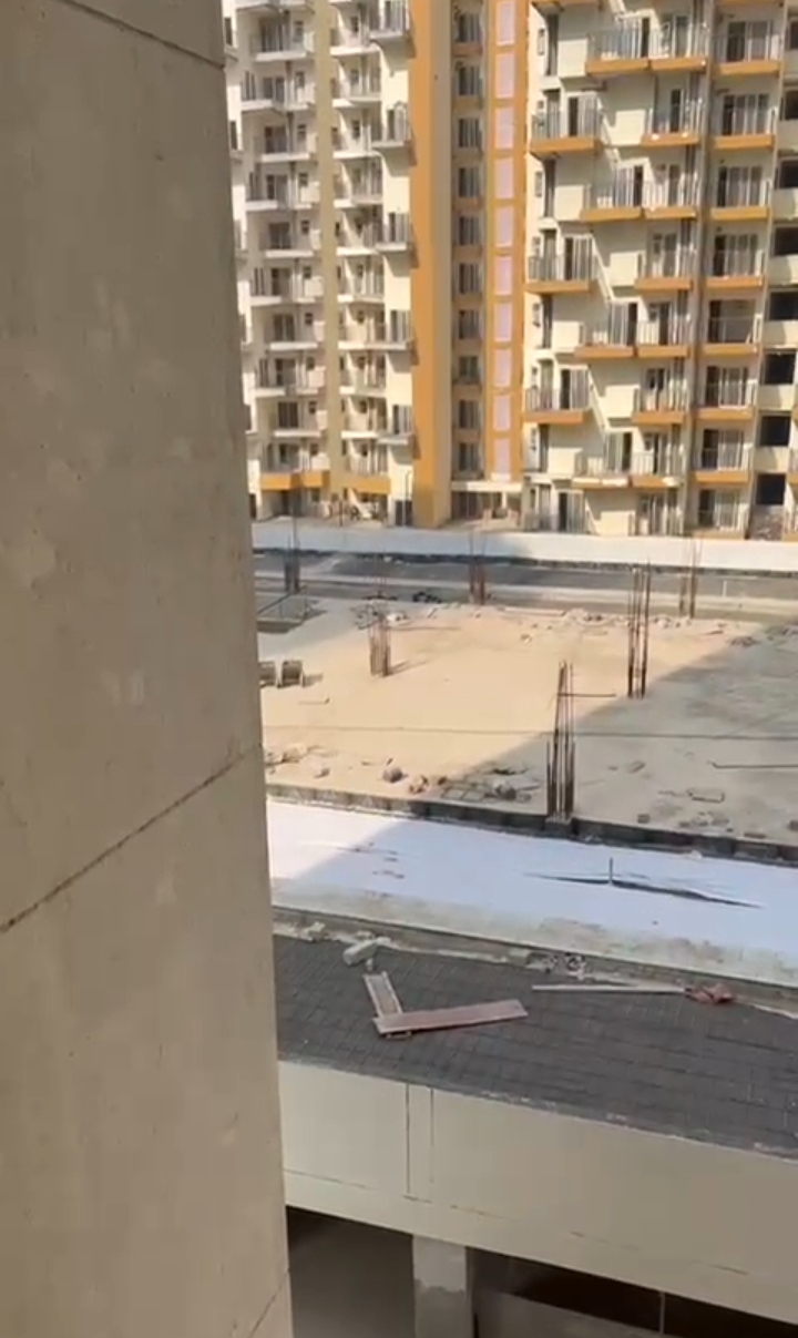 Amrapali Terrace Homes : 3 BHK UnFurnished Flat For Sell in TechZone 4, Noida Extension