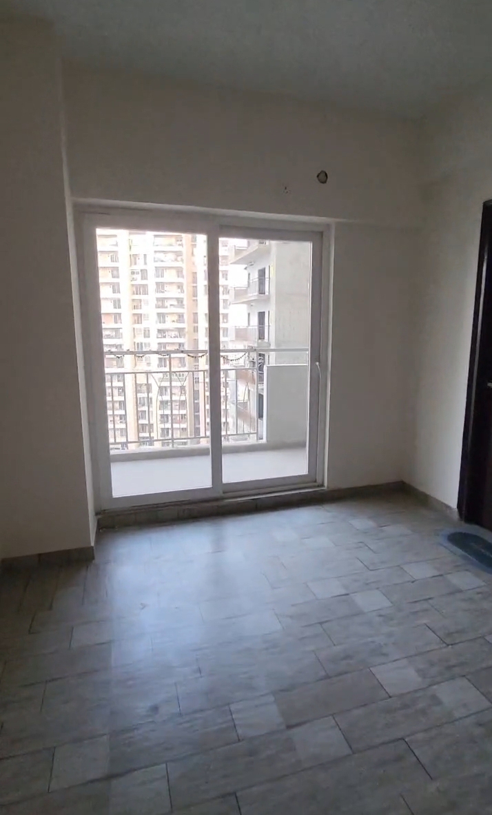 Aqua Garden : 3BHK Semi Furnished Flat For Rent in Sector 16B, Noida Extension