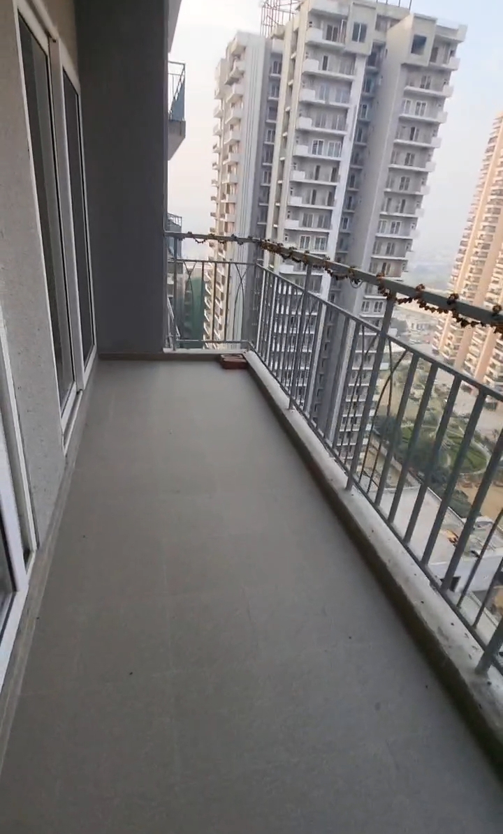 Aqua Garden : 3BHK Semi Furnished Flat For Rent in Sector 16B, Noida Extension