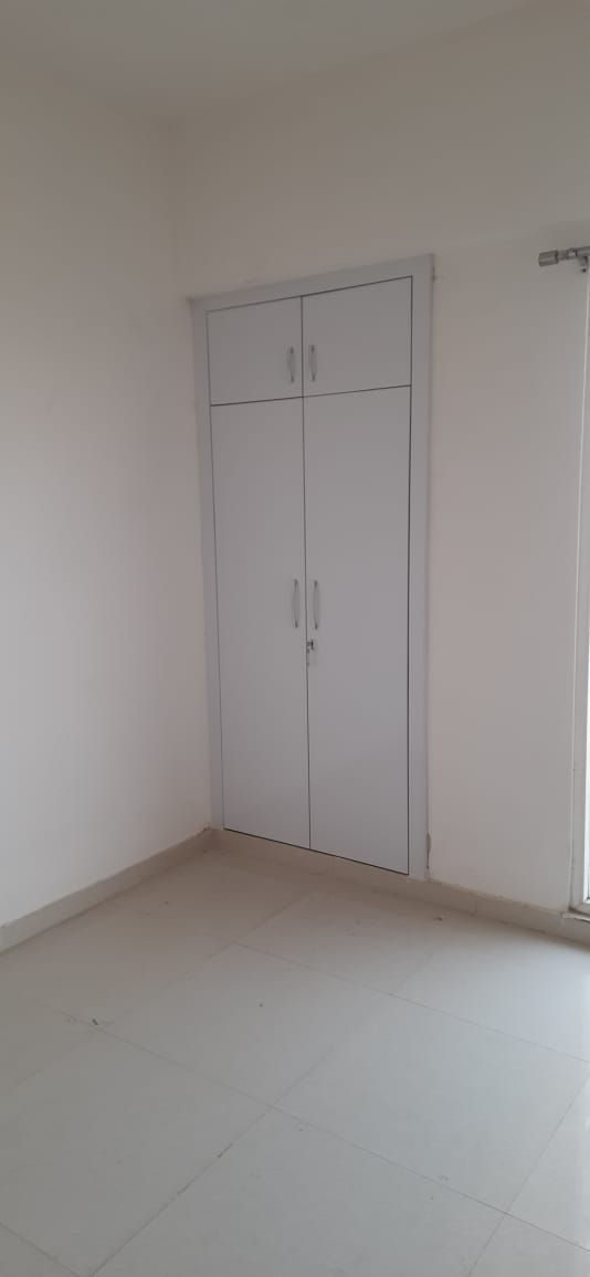 Arihant Abode : 3 BHK Semi Furnished Flat For Rent in Sector 10, Noida Extension