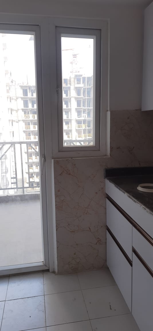 Arihant Abode : 3 BHK Semi Furnished Flat For Rent in Sector 10, Noida Extension