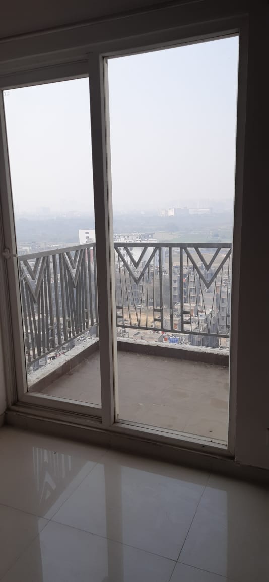 Arihant Abode : 3 BHK Semi Furnished Flat For Rent in Sector 10, Noida Extension
