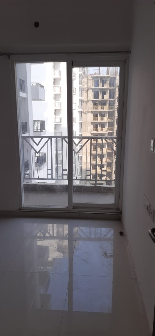 Arihant Abode : 3 BHK Semi Furnished Flat For Rent in Sector 10, Noida Extension