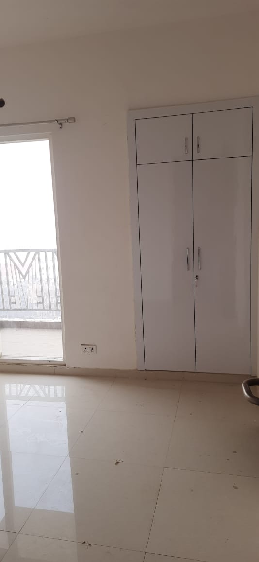 Arihant Abode : 3 BHK Semi Furnished Flat For Rent in Sector 10, Noida Extension