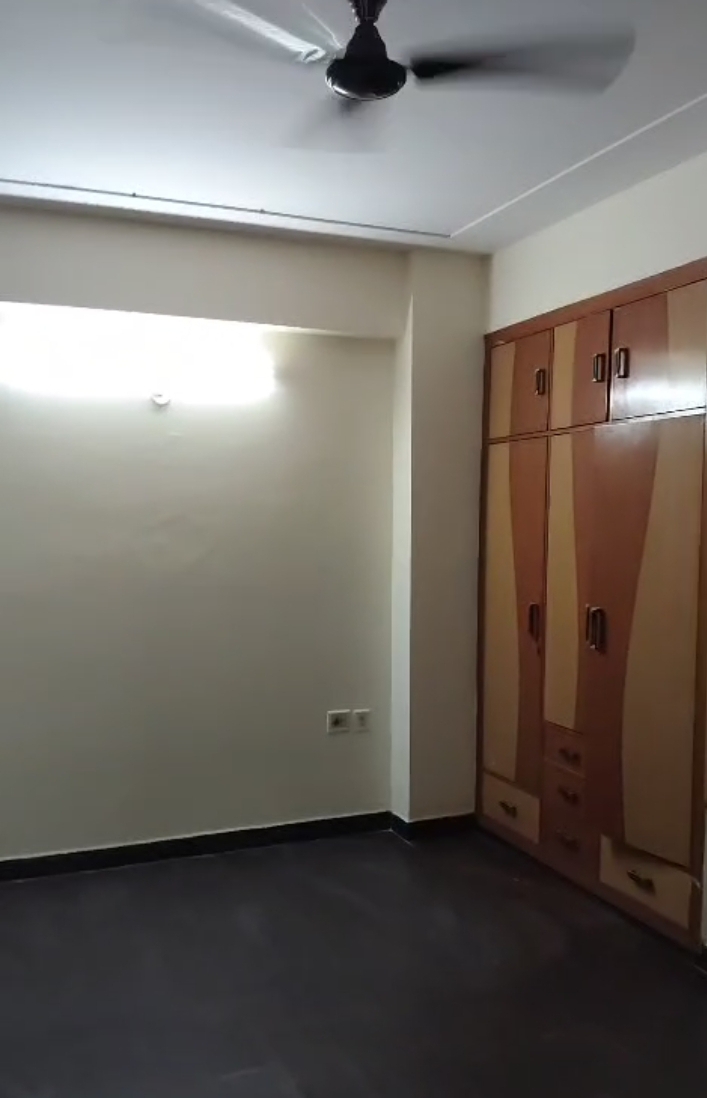 GH7 : 2BHK Semi Furnished Flat For Rent in Crossings Republic