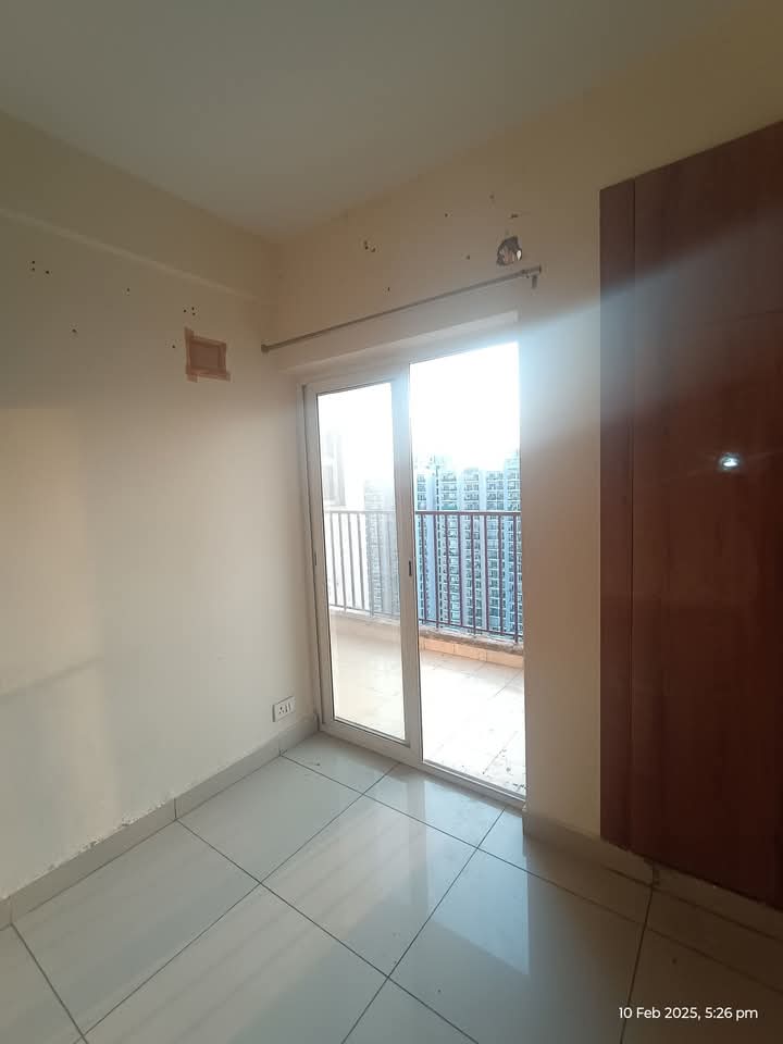 Panchsheel Greens 2 : 4 BHK Semi-Furnished Flat for rent in Sector 16B, Noida Extension