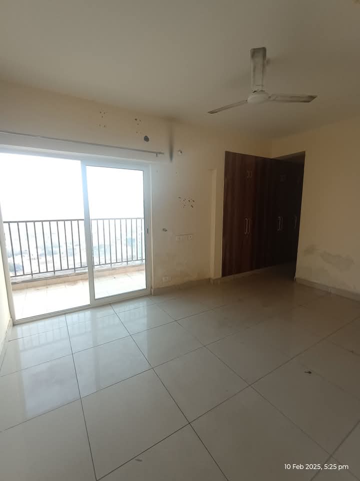 Panchsheel Greens 2 : 4 BHK Semi-Furnished Flat for rent in Sector 16B, Noida Extension