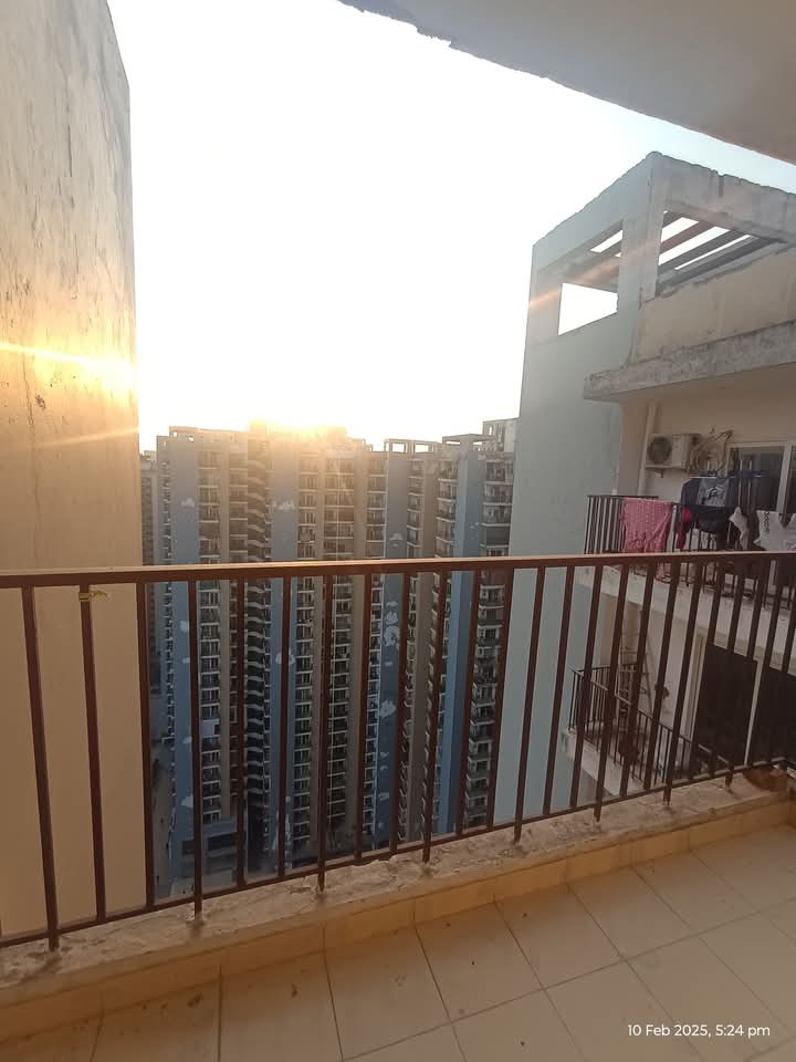 Panchsheel Greens 2 : 4 BHK Semi-Furnished Flat for rent in Sector 16B, Noida Extension