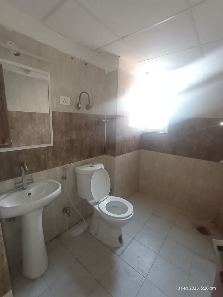 Panchsheel Greens 2 : 4 BHK Semi-Furnished Flat for rent in Sector 16B, Noida Extension