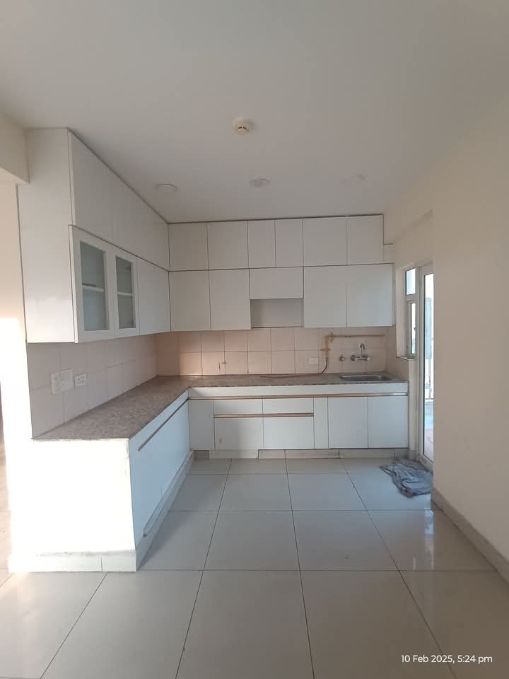 Panchsheel Greens 2 : 4 BHK Semi-Furnished Flat for rent in Sector 16B, Noida Extension